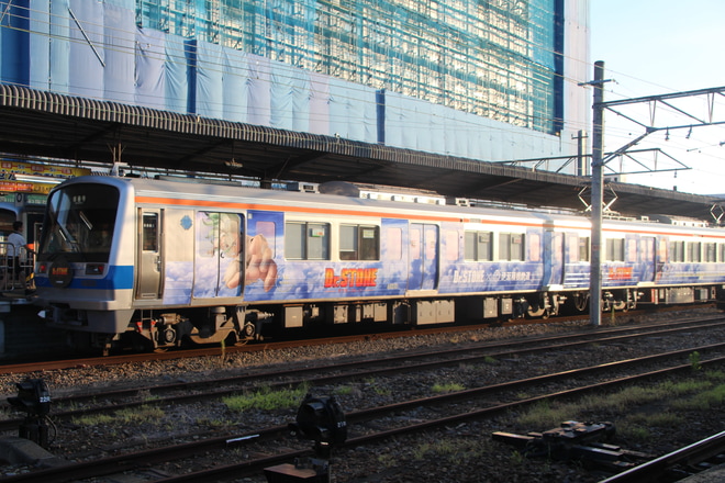 【伊豆箱】7000系7501編成「Dr.STONE」ラッピング電車を三島駅で撮影した写真