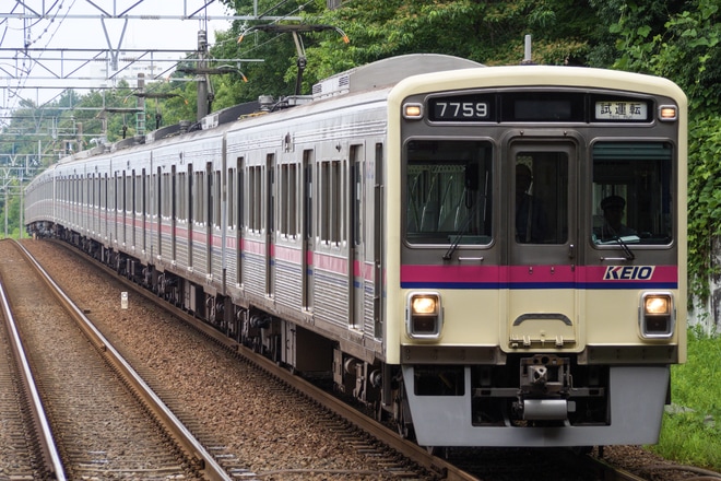 【京王】7000系7802F出場試運転を南大沢駅で撮影した写真