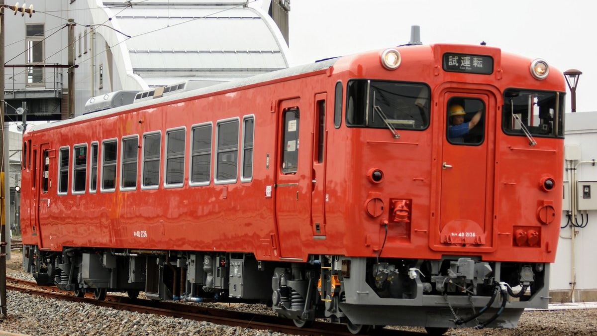 2025年のクリスマスの特別な衣装 JR西】キハ40-2136金沢総合車両所構内試運転 |2nd-train鉄道ニュース 鉄道模型