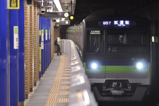【都営】10-300形10-540F大島出場試運転を岩本町駅で撮影した写真