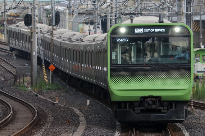 【JR東】E235系トウ14編成臨時回送を西日暮里駅で撮影した写真