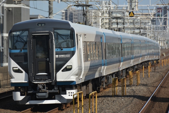 【JR東】E257系オオNA-03編成 総武快速線で試運転を本八幡駅で撮影した写真