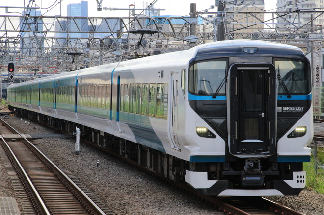 【JR東】E257系オオNA-03編成 総武快速線で試運転を池袋駅で撮影した写真