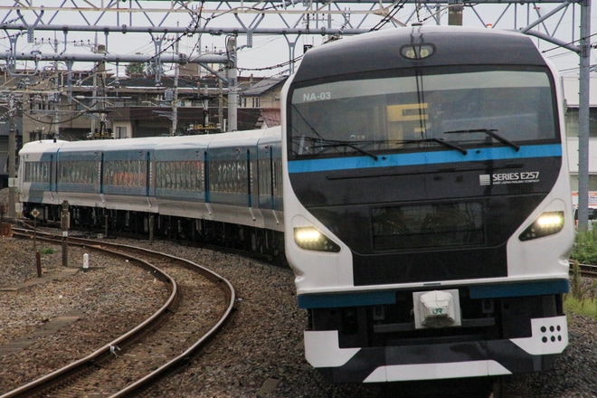 【JR東】E257系NA03編成上越線試運転を宮原駅で撮影した写真