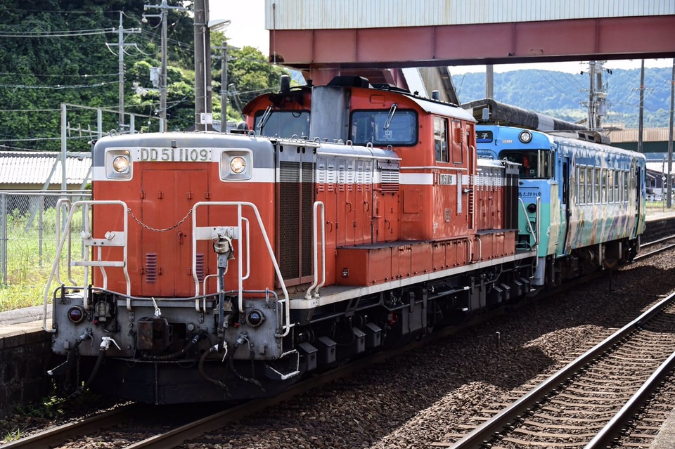 【JR西】キハ40-2115(鬼太郎列車)京都鉄道博物館での展示のため配給輸送の拡大写真
