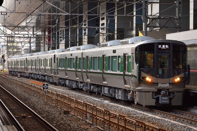 【JR西】227系SS01+SS02+SS03編成が試運転を京都駅で撮影した写真