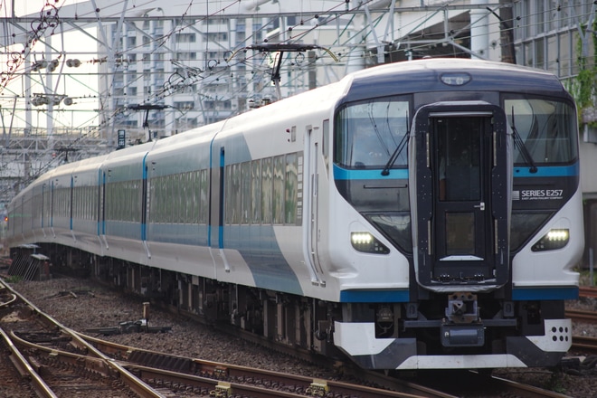 【JR東】E257系オオNA-03編成 東海道線試運転を横浜駅で撮影した写真