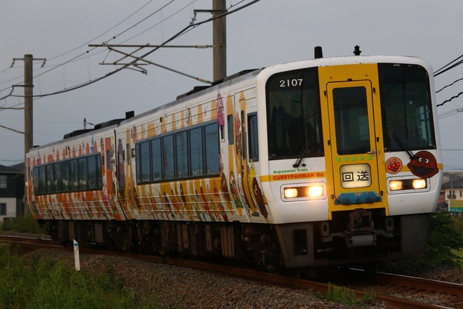 【JR四】先代の宇和海アンパンマン列車多度津工場へを豊浜〜観音寺間で撮影した写真