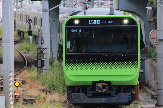 【JR東】E235系トウ44編成10号車組み込み試運転を大崎駅で撮影した写真