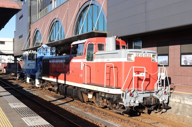 【真岡】DE10-1535がモーターカーを牽引し真岡へ回送を真岡駅で撮影した写真