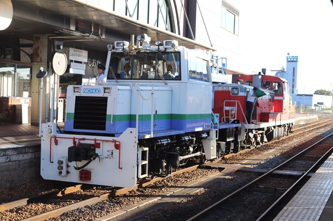 【真岡】DE10-1535がモーターカーを牽引し真岡へ回送を真岡駅で撮影した写真