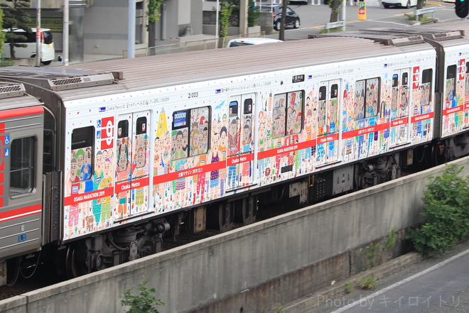 【大阪メトロ】『大阪マラソン応援車両』運行を桃山台～千里中央間で撮影した写真