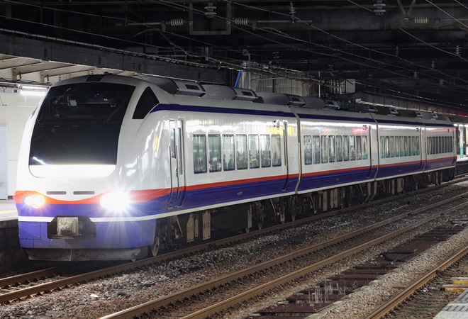 【JR東】北陸新幹線一部不通に伴うE653系使用の臨時快速を長岡駅で撮影した写真
