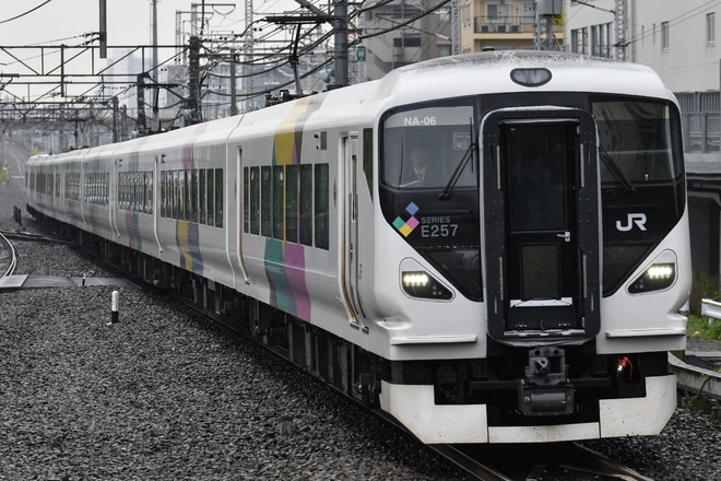 【JR東】E257系2000番台 NA-06編成 J-TREC出場を武蔵小杉駅で撮影した写真