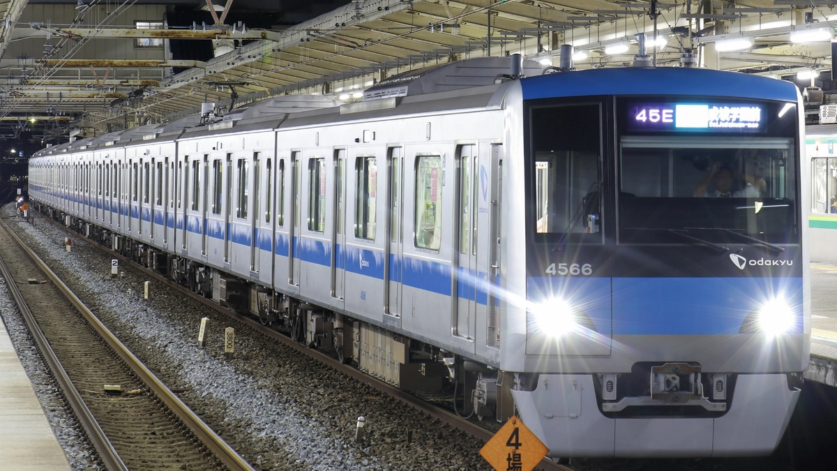 平行線 小田急4000形 (4065F 各駅停車 本厚木行き) 撮影場所：東北沢駅