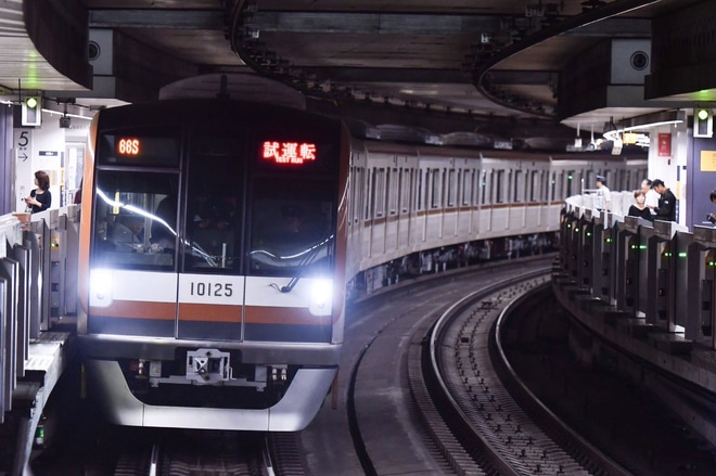 【メトロ】10000系10125F綾瀬出場(ATO確認)試運転を渋谷駅で撮影した写真