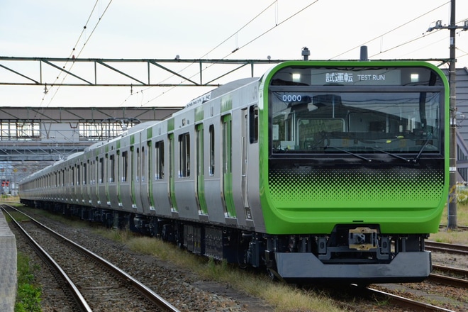 【JR東】E235系トウ46編成総合車両製作所出場試運転を新津駅で撮影した写真