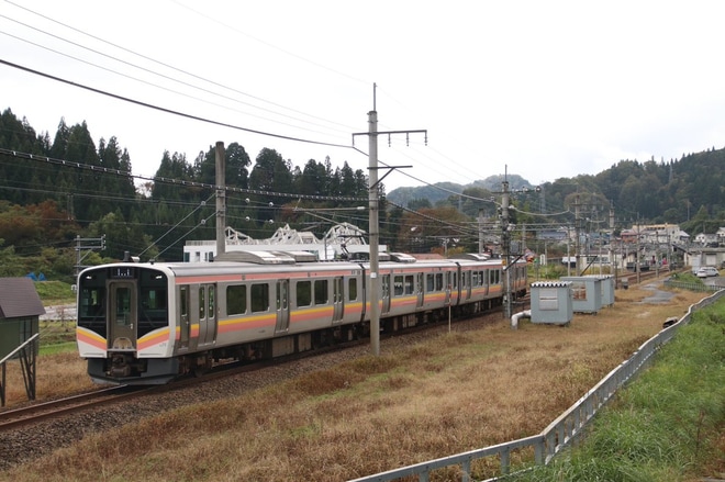 【JR東】ほくほく線経由のE129系「十日町地そばまつり号」をまつだい駅付近で撮影した写真