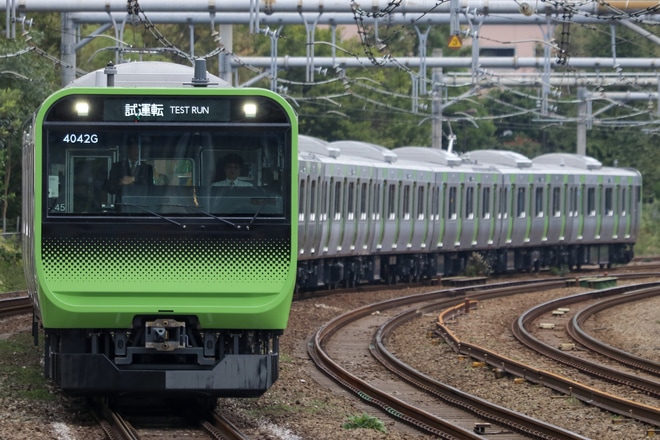 【JR東】E235系トウ45編成 10号車組み込み試運転を新大久保駅で撮影した写真