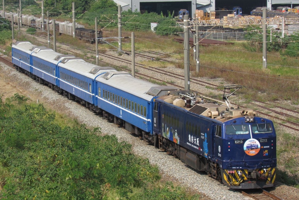 【台鐵】E213(南海電鉄コラボ塗装)の牽引の冷氣平快車を使用した団臨の拡大写真
