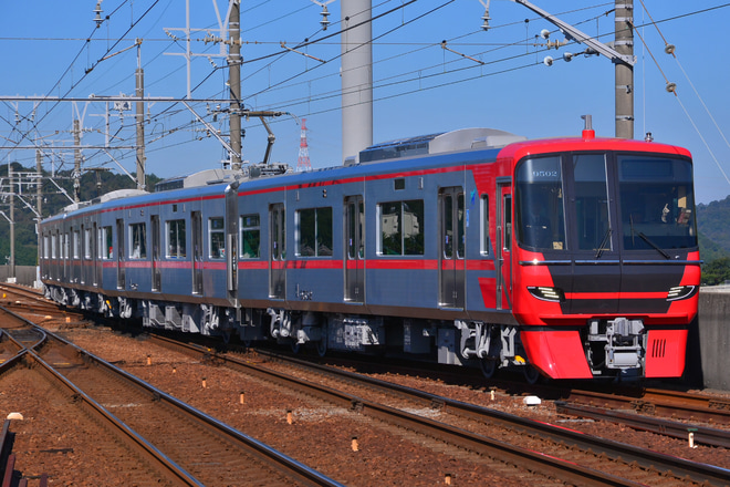 【名鉄】9500系9502Fがアンテナの台座を赤色に変更して試運転を実施を本宿駅で撮影した写真