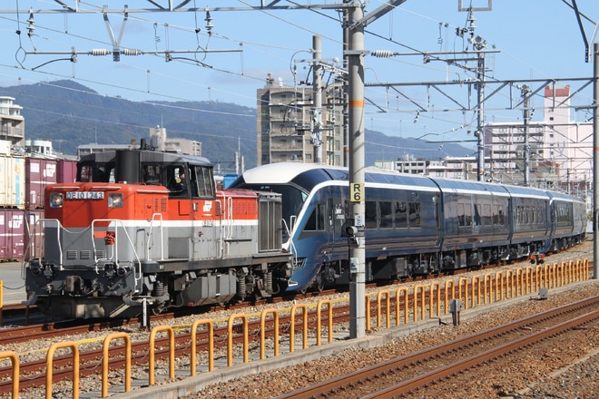 【JR東】E261系「サフィール踊り子」川重分甲種輸送を鷹取駅で撮影した写真