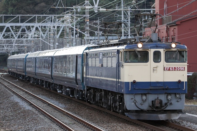 【JR東】E261系「サフィール踊り子」川重分甲種輸送を富士川駅で撮影した写真