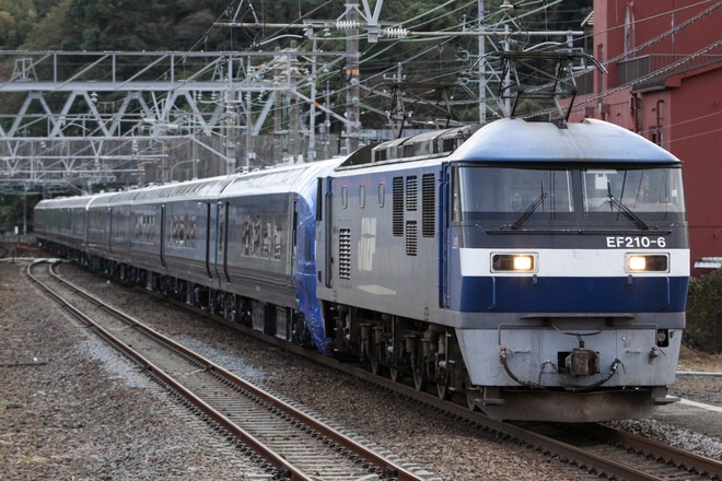 【JR東】E261系RS1・2編成10両「サフィール踊り子」甲種輸送を富士川駅で撮影した写真