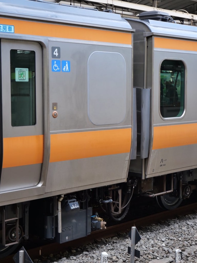 【JR東】E233系H43編成トイレ設置工事を終えて出場を大崎駅で撮影した写真