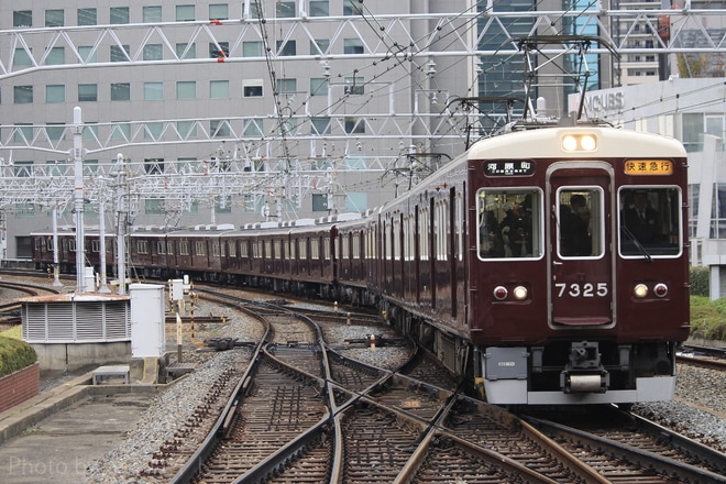 【阪急】7300系 7325F10両運用代走を大阪梅田駅で撮影した写真