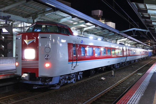 【JR西】381系3両(グレー台車化）後藤総合車両所出場回送を松江駅で撮影した写真