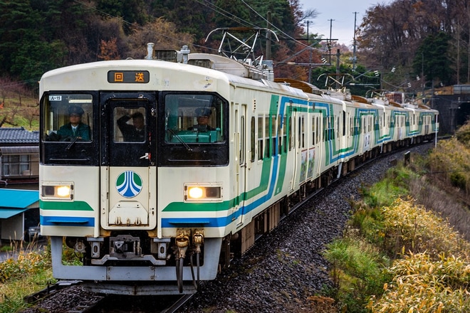 【阿武急】8100系8両が仙台車両センターへを向瀬上駅で撮影した写真