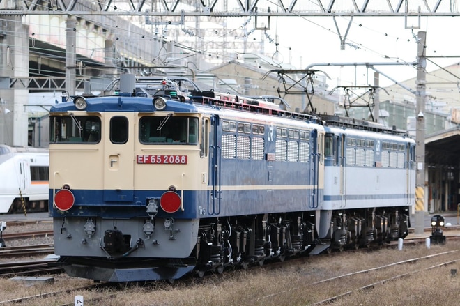 【JR貨】EF65-2088国鉄特急色になり大宮車両所出場を大宮駅で撮影した写真