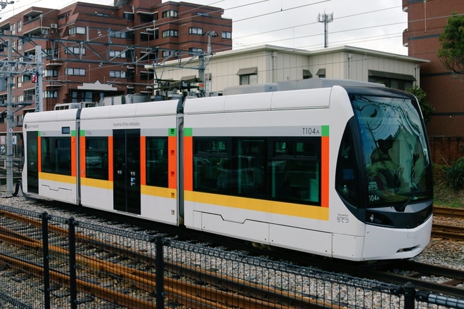 【富山ライトレール】富山地鉄T100形入線を城川原駅で撮影した写真