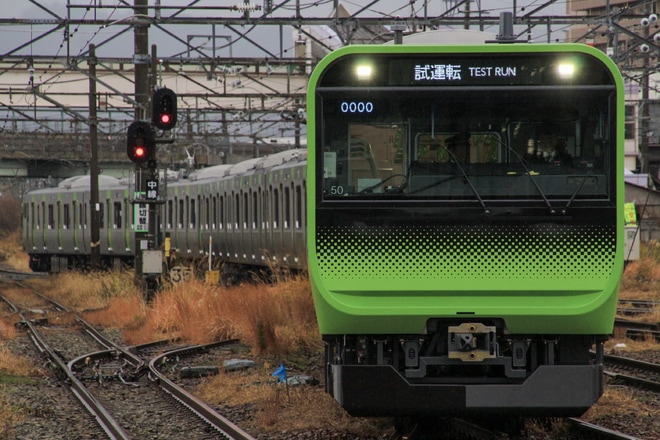 【JR東】E235系トウ50編成 新津公式試運転を新津駅で撮影した写真