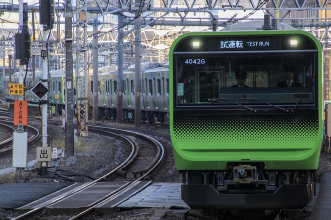 【JR東】E235系トウ48編成10号車組み込み試運転を新宿駅で撮影した写真