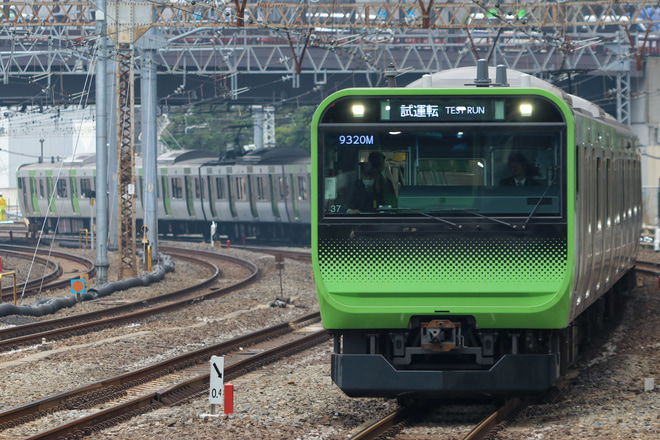 【JR東】E235系トウ37編成TASC試運転を田町駅で撮影した写真