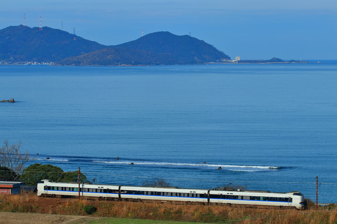 【JR西】683系V34編成を使用した小浜線団臨を小浜～勢浜間で撮影した写真