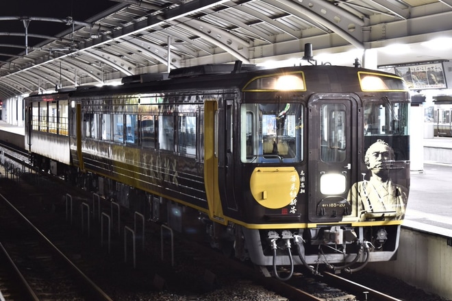 【JR四】幕末維新号多度津工場へを高松駅で撮影した写真