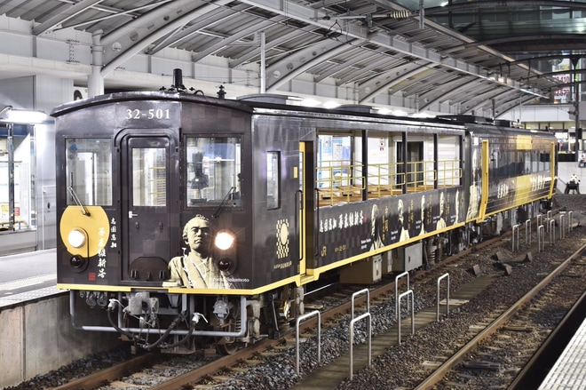 【JR四】幕末維新号多度津工場へを高松駅で撮影した写真