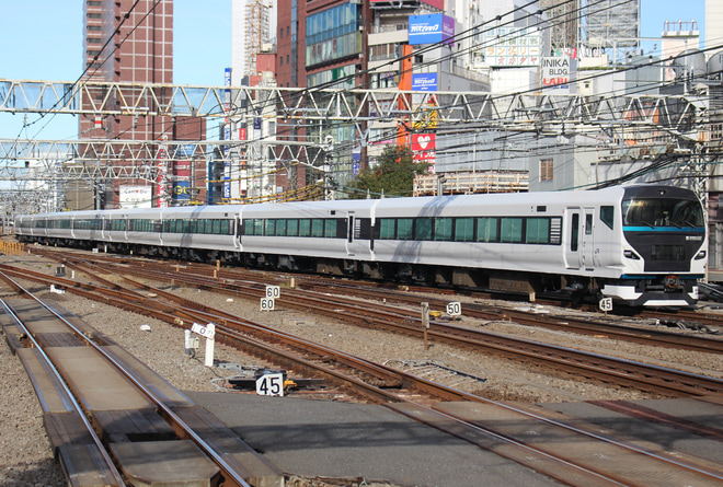 【JR東】E257系2000番台NA-09編成 国府津車両センターへ回送を新宿駅で撮影した写真