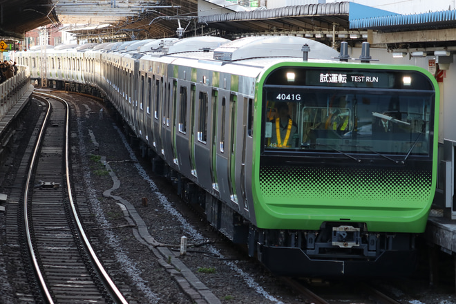 【JR東】E235系トウ49編成10号車組み込み試運転を代々木駅で撮影した写真