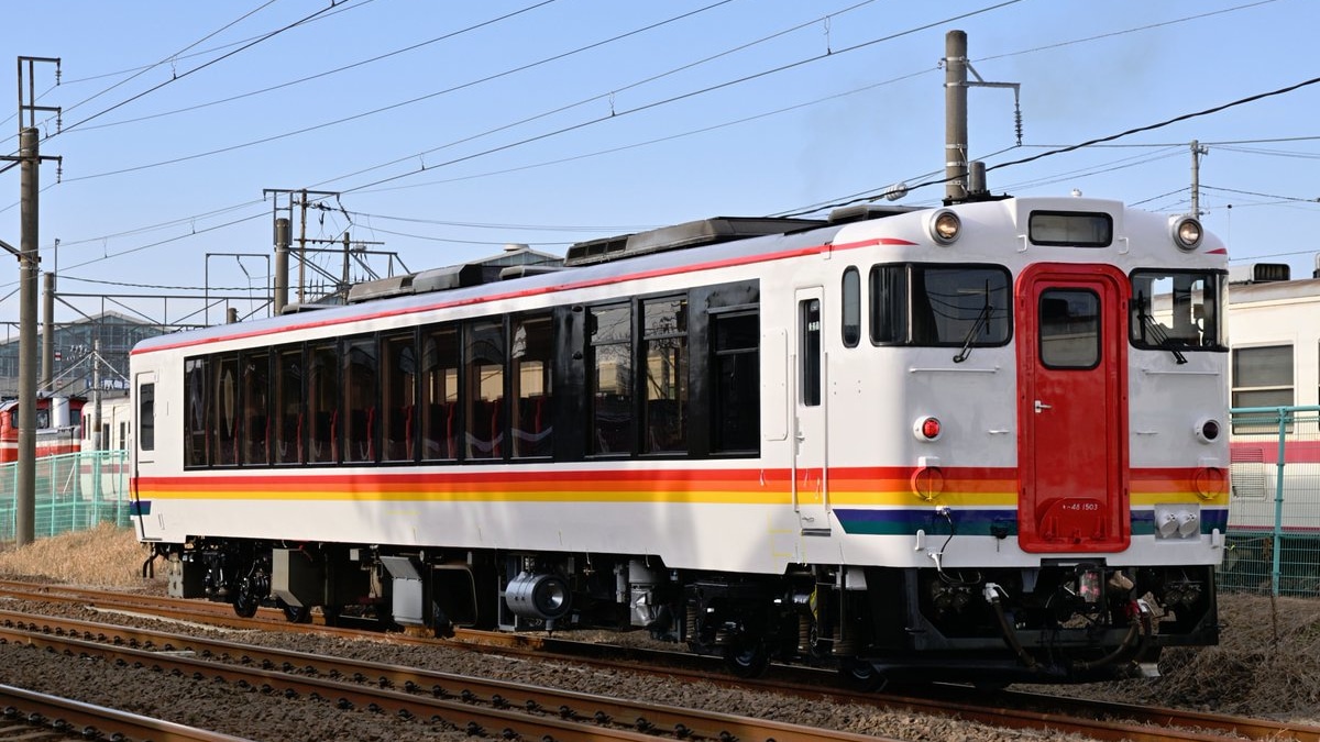 JR東】リゾートしらかみくまげら編成中間車が構内試運転で姿表す