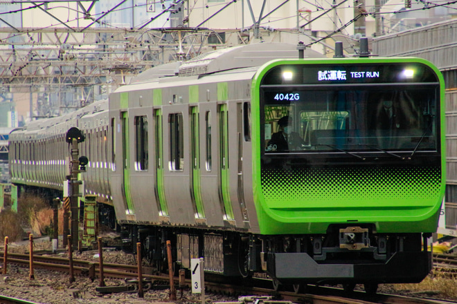 【JR東】E235系トウ50編成 試運転を池袋駅で撮影した写真