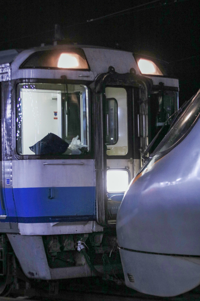 【JR四】キハ185系による8000系救援回送を多度津駅で撮影した写真