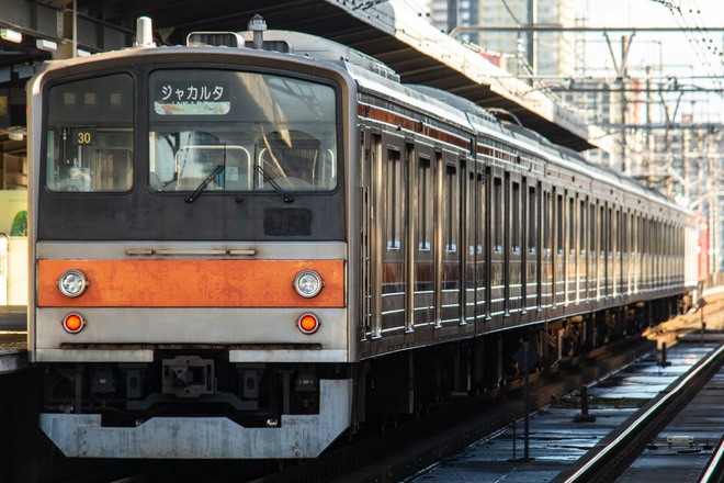 【JR東】205系ケヨM5編成 海外譲渡配給を検見川浜駅で撮影した写真