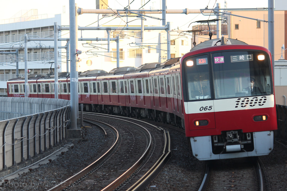 【京急】新1000形1065編成「河津桜とまぐろ満喫の旅」ラッピング(2020)の拡大写真