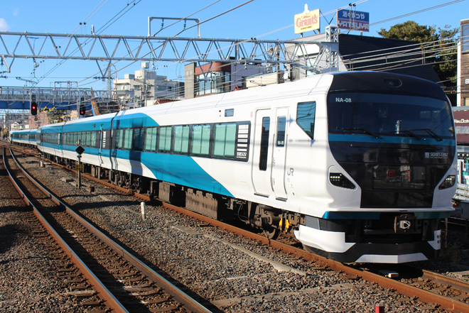 【JR東】E257系2000番台NA-08編成 幕張車両センターへ回送を津田沼駅で撮影した写真