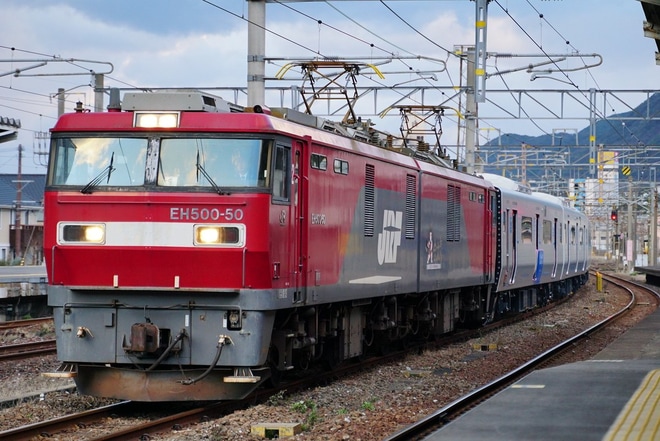 【JR九】821系UM003、UM004編成甲種輸送を幡生駅で撮影した写真