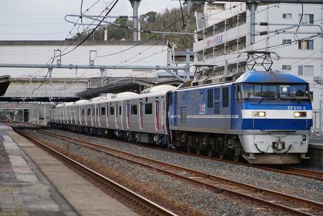 【JR九】821系UM003、UM004編成甲種輸送を新下関駅で撮影した写真